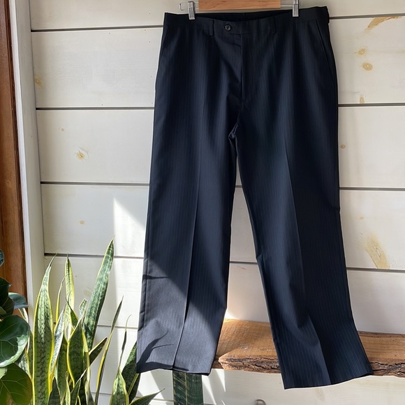 HAGGAR JACKET 46 reg PANTS 36x30
Excellent condition worn once - Picture 6 of 8